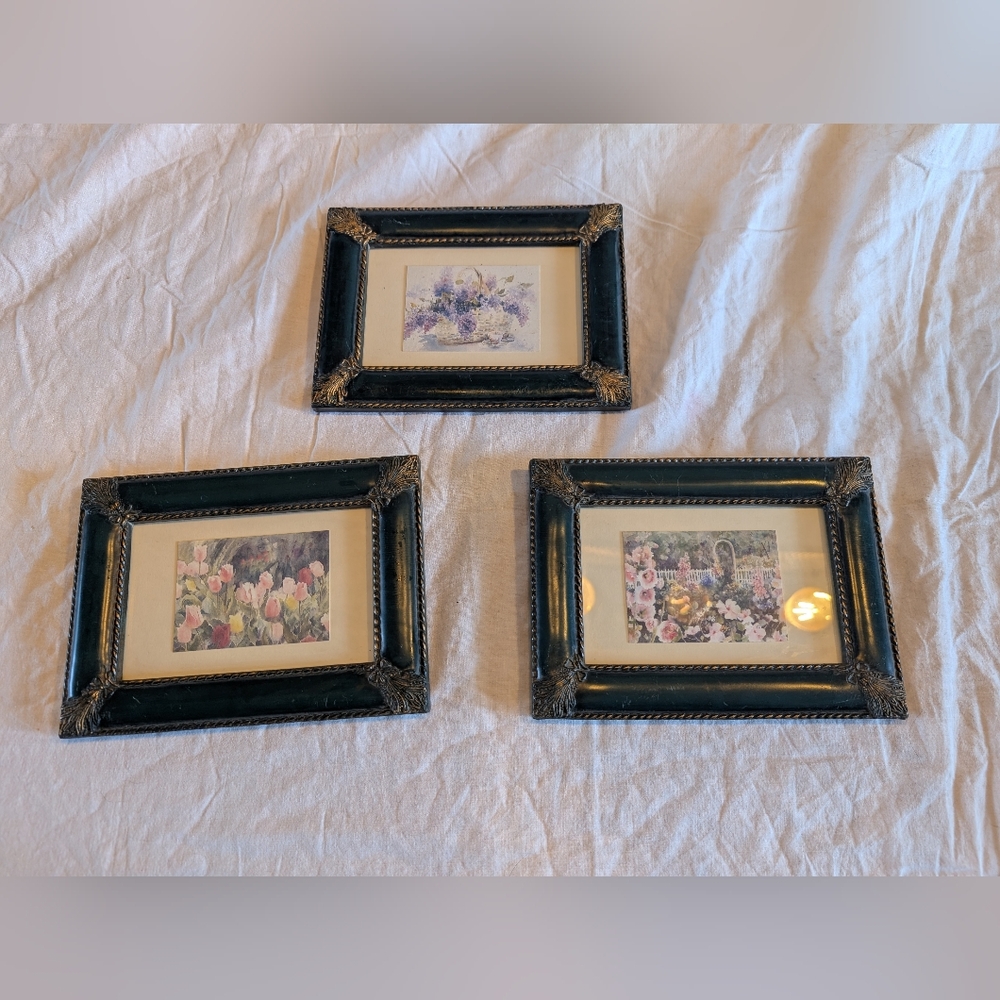 2/50$ Vintage Green and Gold Picture Frame Trio With watercolor Floral Painting